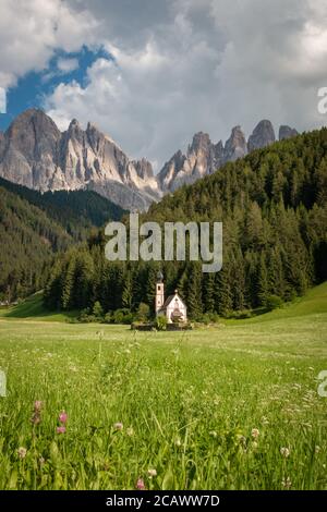 Chapelle Saint-Jean à Ranui, Santa Maddalena, Vallée de Funes en face des montagnes du groupe Odles – Geislergruppe en été, Dolomites, Trentin Tyrol du Sud Banque D'Images