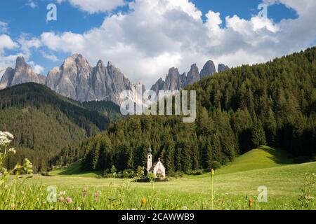 Chapelle Saint-Jean à Ranui, Santa Maddalena, Vallée de Funes en face des montagnes du groupe Odles – Geislergruppe en été, Dolomites, Trentin Tyrol du Sud Banque D'Images