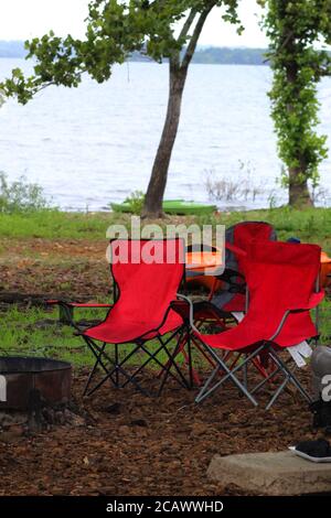 Chaises de camping pliantes à côté de Camp Fire à Disney Oklahoma Terrain de camping Banque D'Images