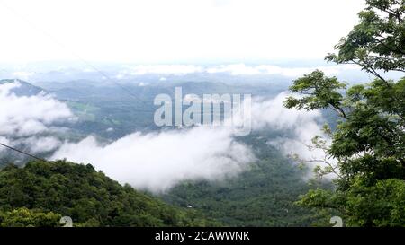 Vue panoramique sur la vallée depuis les ghats de Wayanad. Kerala Banque D'Images