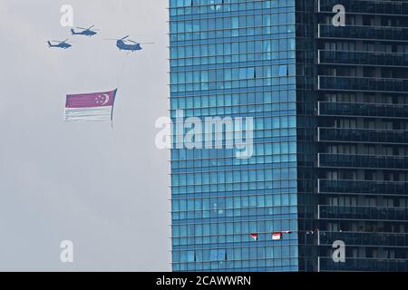 Singapour. 9 août 2020. Des hélicoptères volent avec le drapeau national de Singapour lors des célébrations de la Journée nationale à Singapour, le 9 août 2020. Singapour a célébré dimanche sa 55e Journée nationale. Crédit: Puis Chih Wey/Xinhua/Alay Live News Banque D'Images