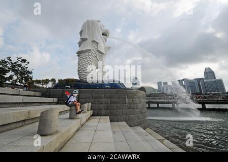 Singapour. 9 août 2020. Un garçon attend pour assister aux célébrations de la Journée nationale au Merlion Park à Singapour, le 9 août 2020. Singapour a célébré dimanche sa 55e Journée nationale. Crédit: Puis Chih Wey/Xinhua/Alay Live News Banque D'Images