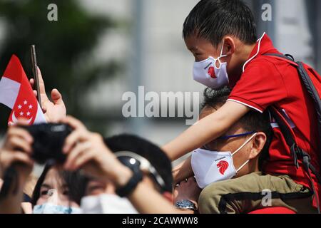 Singapour. 9 août 2020. Les gens regardent les célébrations de la Journée nationale à Singapour, le 9 août 2020. Singapour a célébré dimanche sa 55e Journée nationale. Crédit: Puis Chih Wey/Xinhua/Alay Live News Banque D'Images