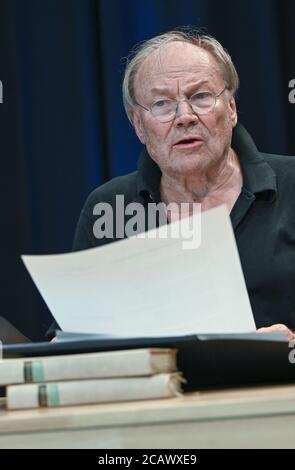 Neuhardenberg, Allemagne. 07e août 2020. Klaus Maria Brandauer, acteur et réalisateur autrichien, prend des photos lors d'une répétition de lecture avant sa représentation sur la scène de la Stiftung Schloss Neuhardenberg. Credit: Patrick Pleul/dpa-Zentralbild/ZB/dpa/Alay Live News Banque D'Images