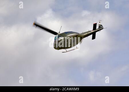 Bell UH-1H Iroquois 560 (G-HUEY) en train de jouer au Shuttleworth Drive-In Airshow Le dimanche 2 août 2020 Banque D'Images