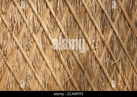 Arrière-plan traditionnel de toit de chaume, arrière-plan foin ou herbe sèche, toit de chaume, foin de graminées, paille sèche, texture de fond de toit Banque D'Images