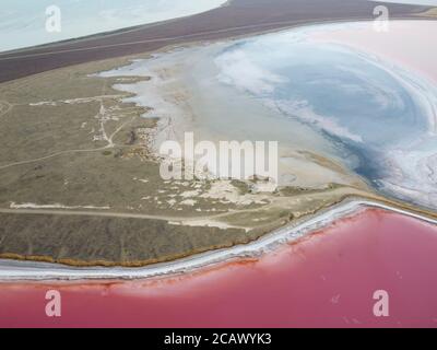 Les lacs rose et bleu qui sont situés à côté l'un de l'autre. Banque D'Images