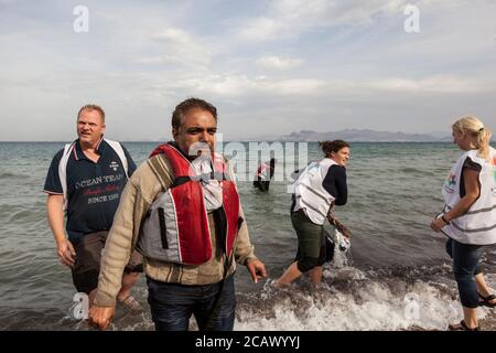 Réfugiés arrivant sur les rives de l'île de Kos, Kos en Grèce Banque D'Images