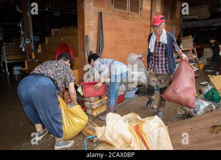 Comté de Hadong, province sud de Gyeongsang en Corée du Sud. 9 août 2020. Les gens démêle le désordre sur un marché local touché par des pluies torrentielles dans le comté de Hadong, province sud de Gyeongsang en Corée du Sud, le 9 août 2020. Le nombre de morts de la Corée du Sud suite à de fortes pluies, qui se sont poursuivies au cours des sept derniers jours, est passé à 30, avec 12 disparus et huit blessés à 10 h 30, heure locale, dimanche, selon la contre-mesure de sécurité et de catastrophe centrale. Credit: Lee sang-ho/Xinhua/Alamy Live News Banque D'Images