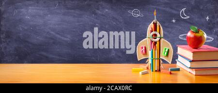 Concept de démarrage - Creative Rocket avec des crayons et des livres colorés Sur le bureau - rentrée des classes Banque D'Images