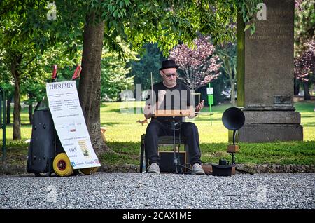 Milan, Italie 08.08.2020: Un musicien joue de la musique avec un Theremin dans les jardins publics d'Indro Montanelli, Giardini Pubblici Indro Montanelli Banque D'Images