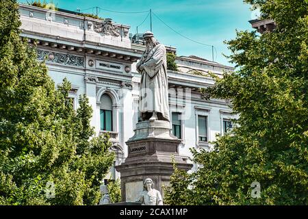 Milan, Italie 08.08.2020: Monument Léonard de Vinci sur la Piazza della Scala, place de la Scala en face de la Scala, Teatro alla Scala, Scala est monde Banque D'Images