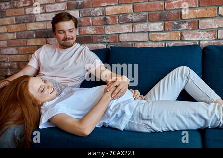 mignon couple marié s'attendant à bébé, adorable homme et femme ont des relations harmonieuses, heureux ensemble. nouveau concept de famille Banque D'Images