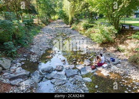 Bad Krozingen, Allemagne. 09e août 2020. Wiktoria (l) et Gabriel sont installés dans le lit de rivière presque sec de la rivière Neumagen, qui traverse les jardins de la ville de Bad Krozingen. La sécheresse persistante provoque de faibles niveaux d'eau dans les lacs et les rivières du Bade-Wurtemberg. Credit: Philipp von Ditfurth/dpa/Alay Live News Banque D'Images