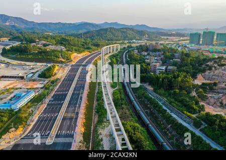 Qingyuan. 9 août 2020. Une photo aérienne prise le 9 août 2020 montre un chemin de fer maglev à vitesse moyenne-basse en construction près du parc à thème Chimelong à Qingyuan, dans la province de Guangdong, au sud de la Chine. Le projet principal de la ligne de Qingyuan maglev devrait être achevé à la fin de cette année. Credit: Liu Dawei/Xinhua/Alay Live News Banque D'Images