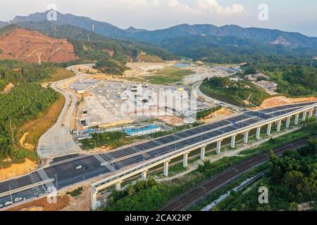 Qingyuan. 9 août 2020. Une photo aérienne prise le 9 août 2020 montre un chemin de fer maglev à vitesse moyenne-basse en construction près du parc à thème Chimelong à Qingyuan, dans la province de Guangdong, au sud de la Chine. Le projet principal de la ligne de Qingyuan maglev devrait être achevé à la fin de cette année. Credit: Liu Dawei/Xinhua/Alay Live News Banque D'Images