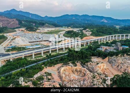 Qingyuan. 9 août 2020. Une photo aérienne prise le 9 août 2020 montre un chemin de fer maglev à vitesse moyenne-basse en construction près du parc à thème Chimelong à Qingyuan, dans la province de Guangdong, au sud de la Chine. Le projet principal de la ligne de Qingyuan maglev devrait être achevé à la fin de cette année. Credit: Liu Dawei/Xinhua/Alay Live News Banque D'Images