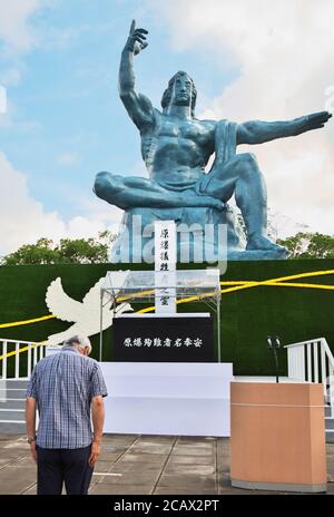 Nagasaki, Japon. 09e août 2020. Les gens prient pour les victimes de la bombe atomique devant la statue de la paix avant la cérémonie des victimes de la bombe atomique marquant le 75e anniversaire de l'attentat à la bombe atomique de Nagasaki au Parc de la paix de Nagasaki, au Japon, le dimanche 9 août 2020. La cérémonie de cette année a été réduite à une précaution pour prévenir la propagation du nouveau coronavirus COVID-19. Crédit : UPI/Alay Live News Banque D'Images