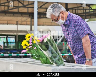 Nagasaki, Japon. 09e août 2020. Les gens prient pour les victimes de la bombe atomique devant la statue de la paix avant la cérémonie des victimes de la bombe atomique marquant le 75e anniversaire de l'attentat à la bombe atomique de Nagasaki au Parc de la paix de Nagasaki, au Japon, le dimanche 9 août 2020. La cérémonie de cette année a été réduite à une précaution pour prévenir la propagation du nouveau coronavirus COVID-19. Crédit : UPI/Alay Live News Banque D'Images