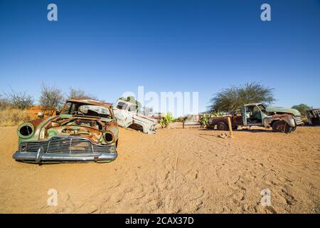 SESRIEM, NAMIBIE - 05 SEPTEMBRE 2015 : voitures anciennes abandonnées à Solitaire, un village isolé situé à 80 km au nord de Sesriem, dans la région de Khomas, près de la Banque D'Images