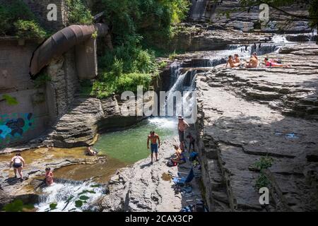 Ithaca, NY/USA-2 août 2020: Groupes de personnes pour échapper à la chaleur estivale en se baignant dans des piscines naturelles d'eau au parc de six Mile Creek. Local, état et Banque D'Images