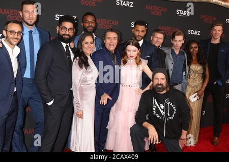 LOS ANGELES - 5 MARS : American Gods Cast, Omid Abtahi, Pablo Schreiber, Sakina Jaffrey, Mousa Kraish, Ian McShane, Demore Barnes, Emily Browning, Ricky Whittle, Peter Stormare, Crispin Glover, Bruce Langley, Yetide Badak à la première saison 2 des 'American Godss' au Théâtre de l'hôtel Ace le 5 mars 2019 à Los Angeles, CA Banque D'Images