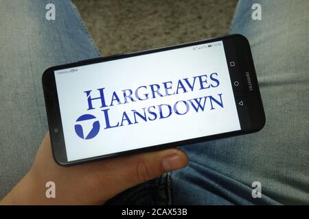 Homme détenant un smartphone avec la société de services financiers Hargreaves Lansdown plc logo Banque D'Images