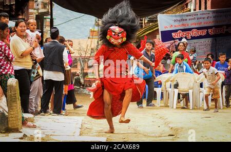 Lalitpur, Népal. 9 août 2020. Un danseur masqué, connu sous le nom de Lakhe, se produit à l'occasion de la Journée internationale des peuples autochtones, dans la rue de Khokana à Lalitpur. Khokana, un village traditionnel et petit de Newari, est connu comme un musée vivant de la riche culture et du patrimoine indigènes et populaire pour la production d'huile de moutarde riche depuis les temps anciens. Crédit : Sunil Sharma/ZUMA Wire/Alay Live News Banque D'Images