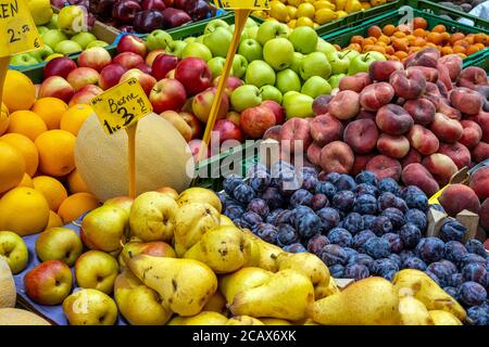 Poires, prunes et pommes en vente sur un marché Banque D'Images