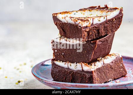 Barres de chocolat végétalien crues avec noix et graines. Banque D'Images