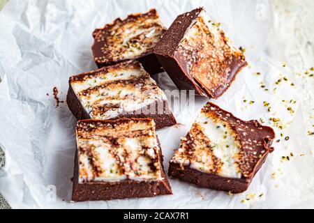 Barres de chocolat végétalien crues avec noix et graines. Banque D'Images