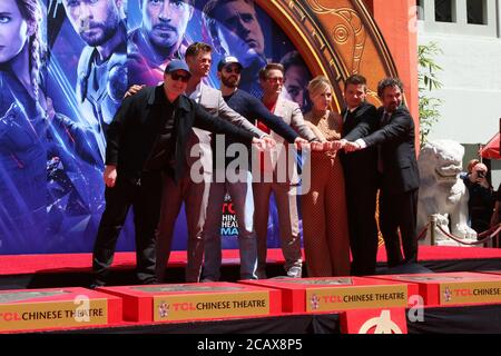 LOS ANGELES - APR 23 : Kevin Feige, Chris Hemsworth, Chris Evans, Robert Downey Jr, Scarlett Johansson, Jeremy Renner, Mark Ruffalo à la cérémonie de la main des membres de la troupe d'Avengers au Théâtre chinois de TCL le 23 avril 2019 à Los Angeles, CA Banque D'Images