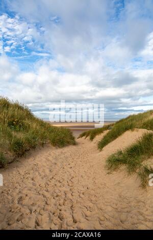 En regardant le long d'un chemin à travers les dunes de sable, menant à la plage de sable, à Formby Banque D'Images