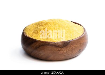 Polenta de gruau de maïs dans un bol en bois isolé sur blanc Banque D'Images