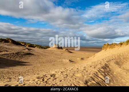 Vue sur les dunes de sable en direction de la mer, à Formby à Merseyside Banque D'Images