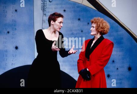 MARY STUART de Friedrich Schiller traduit par Robert David MacDonald conception: Antony McDonald éclairage: Christopher Toulmin réalisateur: Tim Albery l-r: Fiona Shaw (Mary Stuart), Paola Dionisotti (Elizabeth) Greenwich Theatre, Londres SE10 16/05/1988 (c) Donald Cooper Banque D'Images