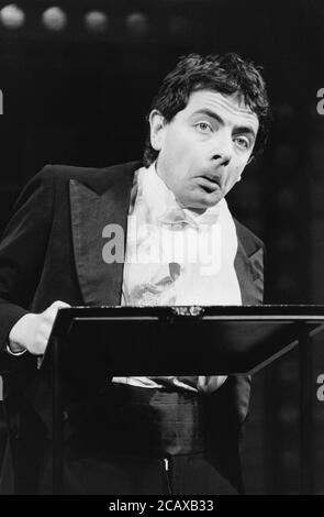 LA NOUVELLE REVUE écrite par Richard Curtis, Ben Elton & Rowan Atkinson Music: Howard Goodall design: Will Bowen Lighting: Mark Henderson Rowan Atkinson Shaftesbury Theatre, Londres WC1 07/03/1986 (c) Donald Cooper Banque D'Images