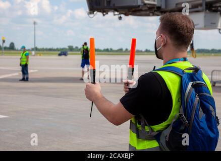 Kiev, Ukraine - 23 juin 2020 : contrôleur de trafic d'avion en activité. L'avion atterrit à l'aéroport international de Boryspil. Piste de terminal D. travailleur Banque D'Images