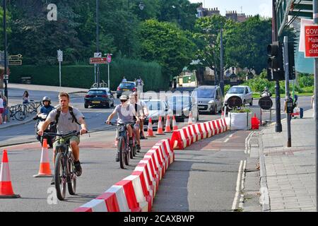 Bristol, Royaume-Uni. 09e août 2020. 9/8/2020.de nouvelles voies de distance sociale à vélo sont introduites à Bristol sur le triangle pour séparer les piétons et les utilisateurs de voiture. Crédit photo : Robert Timoney/Alay Live News Banque D'Images