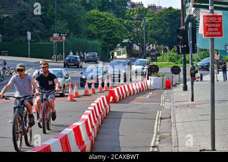 Bristol, Royaume-Uni. 09e août 2020. 9/8/2020.de nouvelles voies de distance sociale à vélo sont introduites à Bristol sur le triangle pour séparer les piétons et les utilisateurs de voiture. Crédit photo : Robert Timoney/Alay Live News Banque D'Images