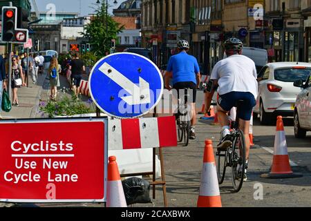 Bristol, Royaume-Uni. 09e août 2020. 9/8/2020.de nouvelles voies de distance sociale à vélo sont introduites à Bristol sur le Triangle pour séparer les piétons et les usagers de la voiture. Crédit photo : Robert Timoney/Alay Live News Banque D'Images