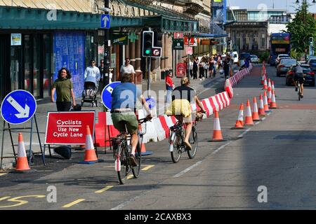 Bristol, Royaume-Uni. 09e août 2020. 9/8/2020.de nouvelles voies de distance sociale à vélo sont introduites à Bristol sur le Triangle pour séparer les piétons et les usagers de la voiture. Crédit photo : Robert Timoney/Alay Live News Banque D'Images