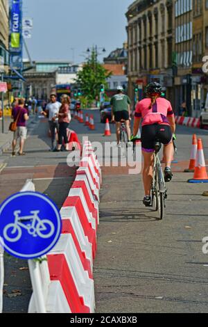 Bristol, Royaume-Uni. 09e août 2020. 9/8/2020.de nouvelles voies de distance sociale à vélo sont introduites à Bristol sur le triangle pour séparer les piétons et les utilisateurs de voiture. Crédit photo : Robert Timoney/Alay Live News Banque D'Images