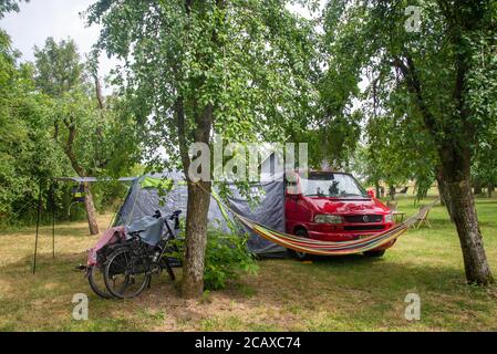 VW T4 Camper avec bustent au camping à Neuville Day dans les Ardennes, France Banque D'Images