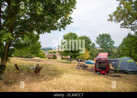 Camping camping avec camping-car VW T4 au domaine d'Ainay en Bourgogne, Guipy, France Banque D'Images