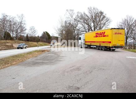 Un camion DHL à un arrêt de repos. DHL (Dalsey, Hillblom et Lynn) International GmbH est un service de courrier, colis et courrier express allemand américain qui est une division de la société logistique allemande Deutsche Post DHL. Photo Jeppe Gustafsson Banque D'Images