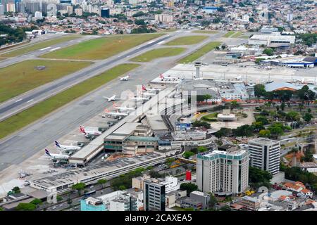 Vue d'ensemble aérienne du terminal des passagers et des pistes de l'aéroport Congonhas. Aéroport central de Sao Paulo, Brésil utilisé pour les vols intérieurs. Banque D'Images