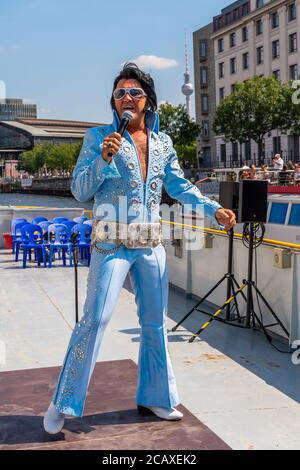 7 août 2020, Berlin, le théâtre d'exposition Estrel marche avec 'ELVIS - The musical' comme l'un des premiers organisateurs après le verrouillage de la couronne! Pour cette raison, l'hôtel de l'événement a invité à la conférence de presse sur le bateau panoramique 'Schoneberg' exploité par la compagnie maritime Riedel à Berlin. Grahame Patrick, connu comme le meilleur interprète d'Elvis au monde, a joué quelques chansons de la comédie musicale sur le pont du bateau sur la toile de fond de Berlin. Le 12 août 2020, 'ELVIS - Das musical' commence dans le cadre de 'Sautels in concert' avec des scènes anecdotiques, des séquences de film originales et des chorégraphies élaborées Banque D'Images