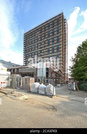 08/01/2020, Kiel, le nouveau bâtiment controversé de l'hôtel Hampton by Hilton sur l'Europaplatz de Kiel, juste à côté de l'Ostseehalle. Le projet a été financé et planifié par l'investisseur et développeur de projet Revitalis de Hambourg et le MPP architectes de Hambourg. En raison de la construction de 45 mètres et 13 étages avec 208 chambres, l'hôtel économique premium n'est pas le bienvenu pour beaucoup de personnes à Kiel. À l'origine, le bâtiment était censé avoir une hauteur de 54 mètres. La fin des travaux est prévue pour l'automne 2020. --- pour usage éditorial seulement! --- seulement pour usage éditorial! --- | utilisation dans le monde entier Banque D'Images