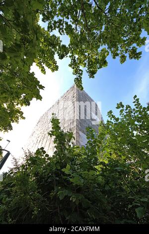 08/01/2020, Kiel, le nouveau bâtiment controversé de l'hôtel Hampton by Hilton sur l'Europaplatz de Kiel, juste à côté de l'Ostseehalle. Le projet a été financé et planifié par l'investisseur et développeur de projet Revitalis de Hambourg et le MPP architectes de Hambourg. En raison de la construction de 45 mètres et 13 étages avec 208 chambres, l'hôtel économique premium n'est pas le bienvenu pour beaucoup de personnes à Kiel. À l'origine, le bâtiment était censé avoir une hauteur de 54 mètres. La fin des travaux est prévue pour l'automne 2020. --- pour usage éditorial seulement! --- seulement pour usage éditorial! --- | utilisation dans le monde entier Banque D'Images